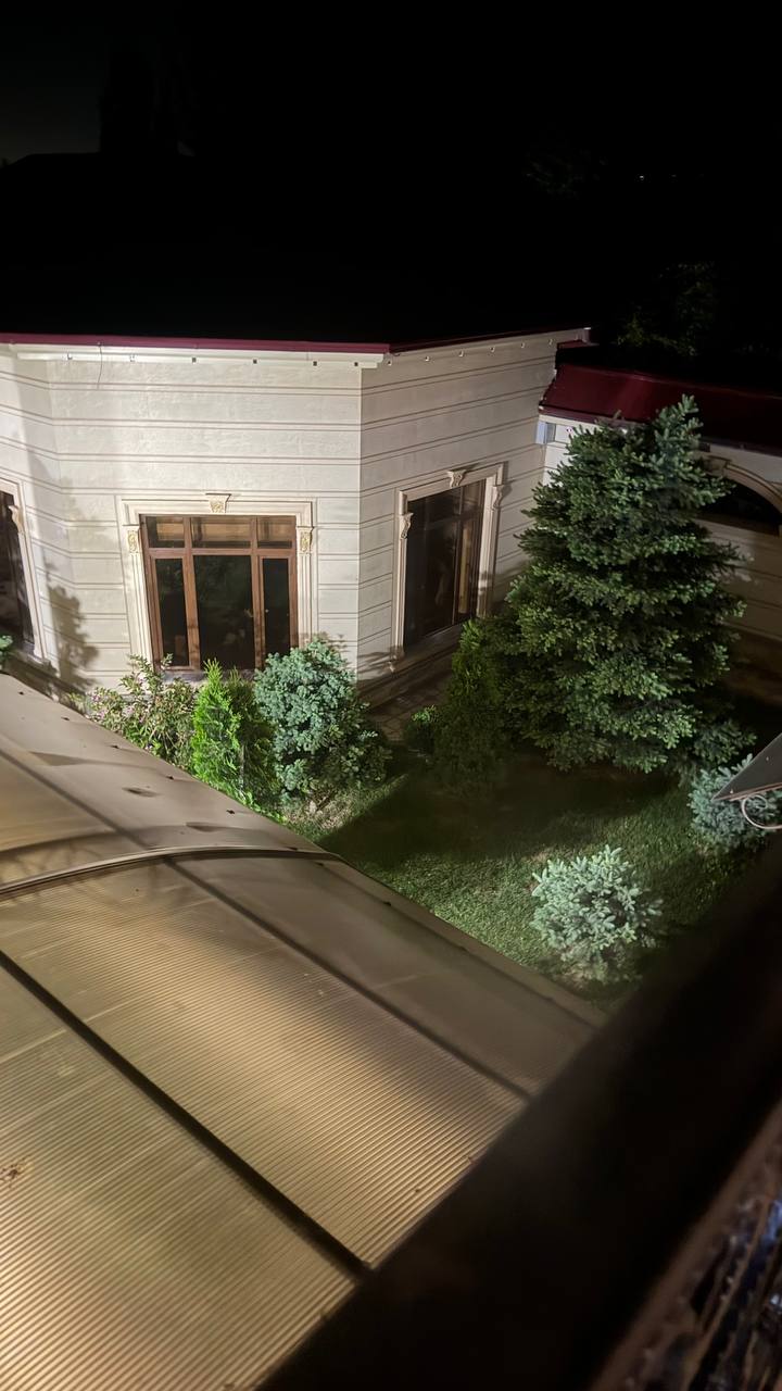 Двор BegHouse ночью